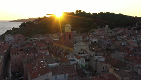 Sonnenaufgang-Und-Möwe-über-Der-Stadt-Saint-Tropez,-Luxusreiseziel-Frankreich